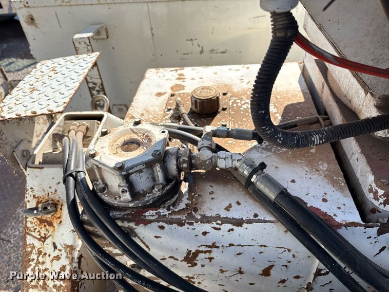 image for item EM2588 2004 Ford F750 Super Duty bucket truck