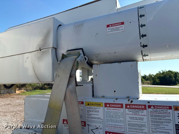 image for item EM2588 2004 Ford F750 Super Duty bucket truck