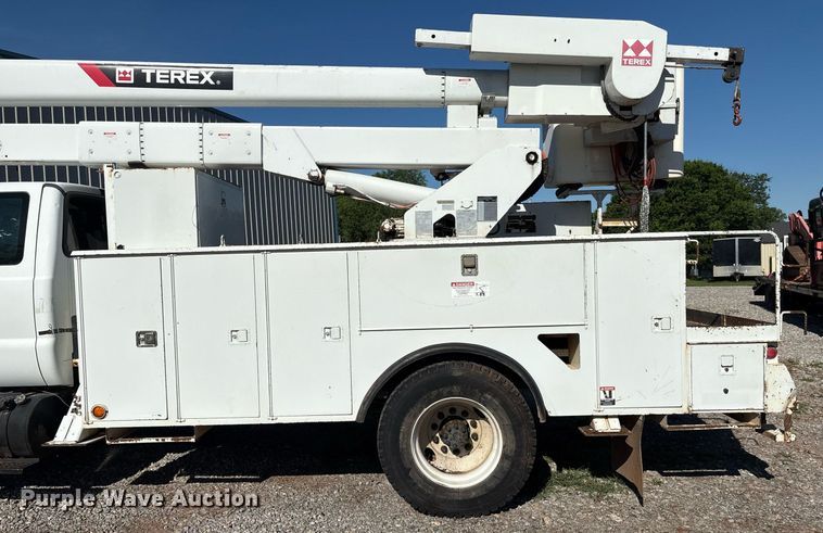 image for item EM2588 2004 Ford F750 Super Duty bucket truck