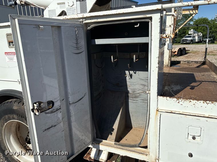 image for item EM2588 2004 Ford F750 Super Duty bucket truck