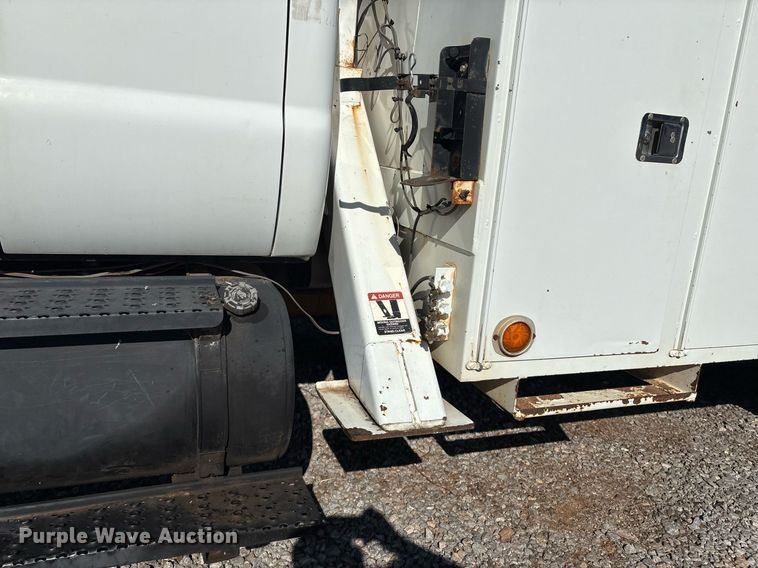 image for item EM2588 2004 Ford F750 Super Duty bucket truck