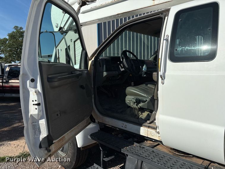 image for item EM2588 2004 Ford F750 Super Duty bucket truck