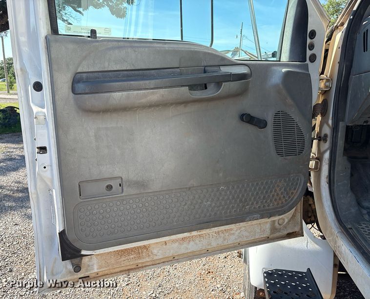 image for item EM2588 2004 Ford F750 Super Duty bucket truck