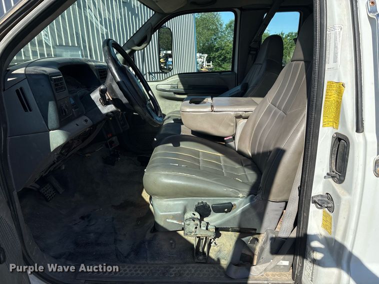 image for item EM2588 2004 Ford F750 Super Duty bucket truck