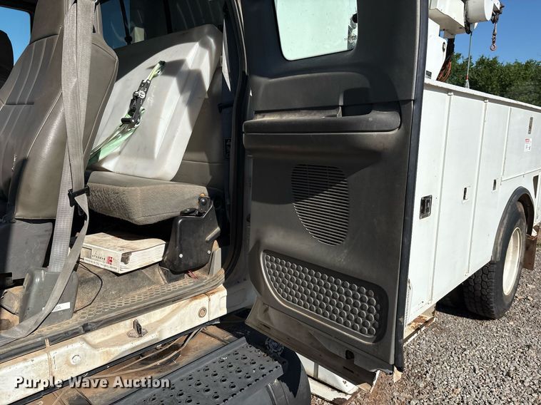 image for item EM2588 2004 Ford F750 Super Duty bucket truck