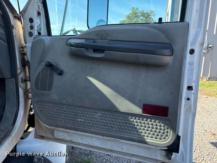 image for item EM2588 2004 Ford F750 Super Duty bucket truck