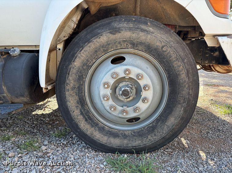 image for item EM2588 2004 Ford F750 Super Duty bucket truck