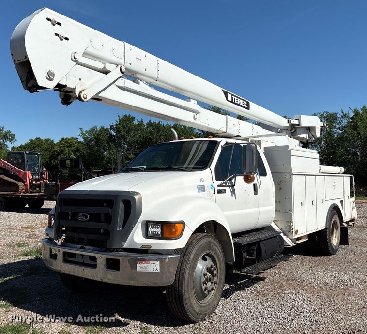 image for item EM2589 2004 Ford F750 Super Duty bucket truck