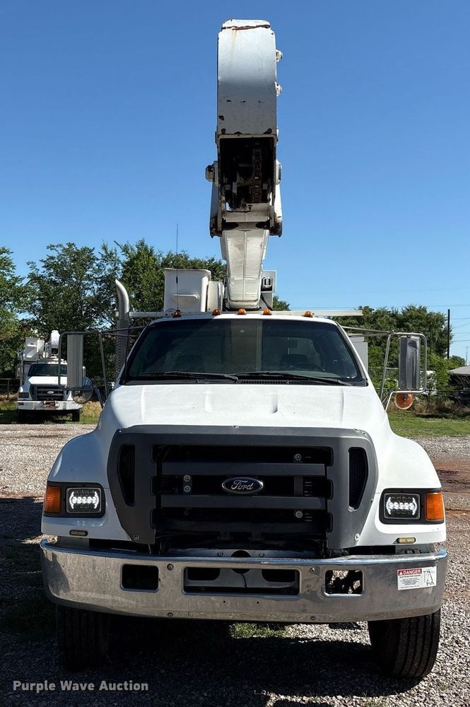 image for item EM2589 2004 Ford F750 Super Duty bucket truck