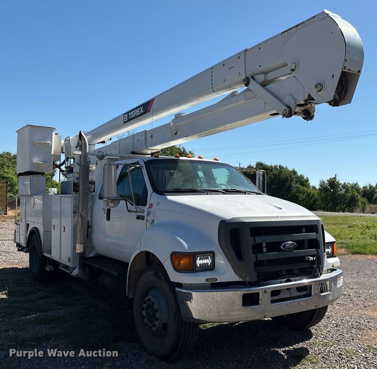 image for item EM2589 2004 Ford F750 Super Duty bucket truck