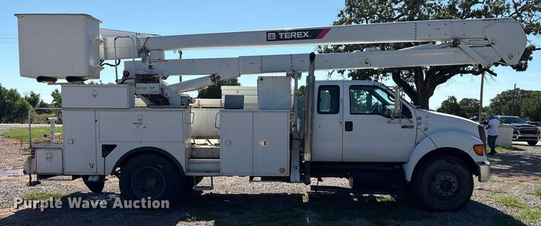 image for item EM2589 2004 Ford F750 Super Duty bucket truck
