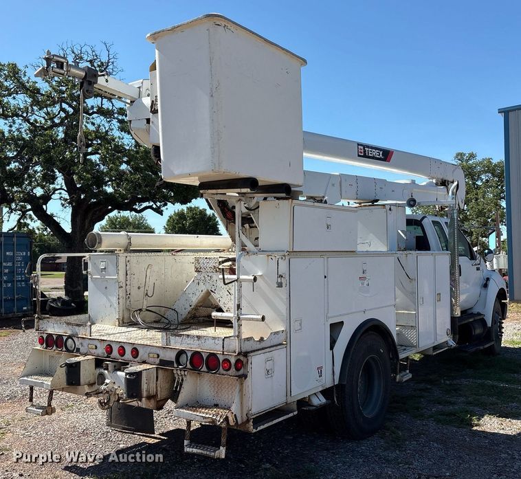 image for item EM2589 2004 Ford F750 Super Duty bucket truck