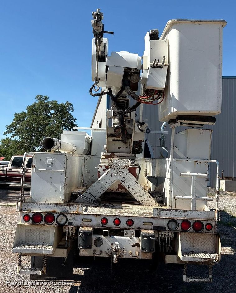 image for item EM2589 2004 Ford F750 Super Duty bucket truck