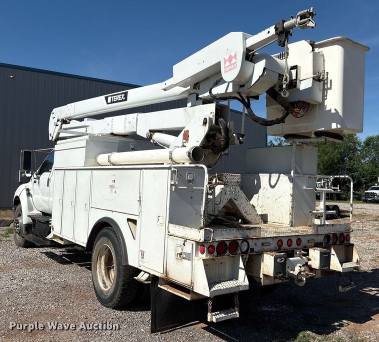 image for item EM2589 2004 Ford F750 Super Duty bucket truck