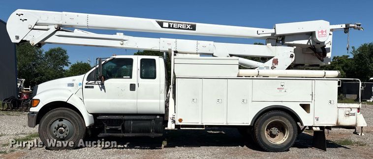 image for item EM2589 2004 Ford F750 Super Duty bucket truck