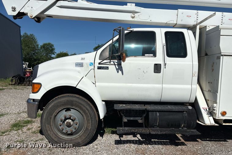 image for item EM2589 2004 Ford F750 Super Duty bucket truck