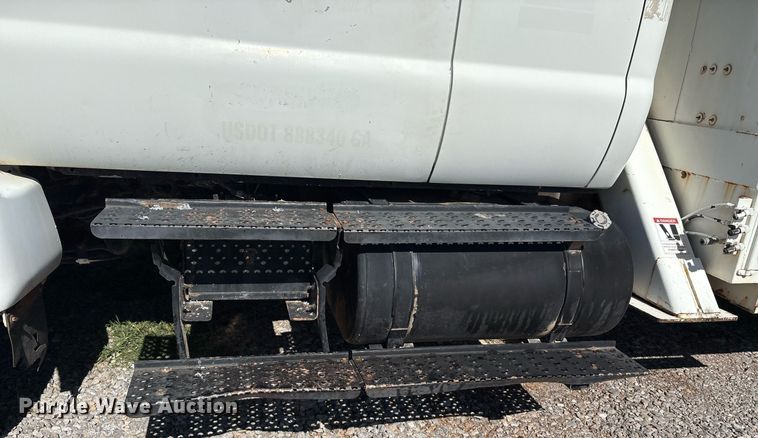 image for item EM2589 2004 Ford F750 Super Duty bucket truck