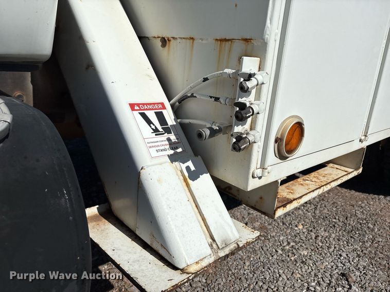 image for item EM2589 2004 Ford F750 Super Duty bucket truck