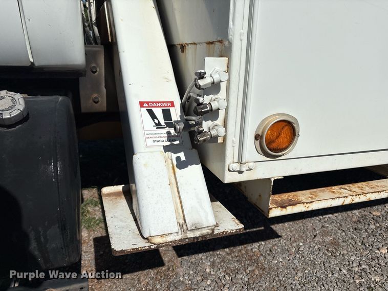 image for item EM2589 2004 Ford F750 Super Duty bucket truck