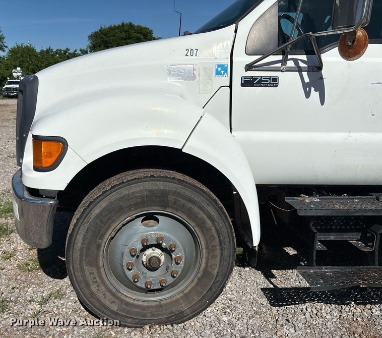 image for item EM2589 2004 Ford F750 Super Duty bucket truck
