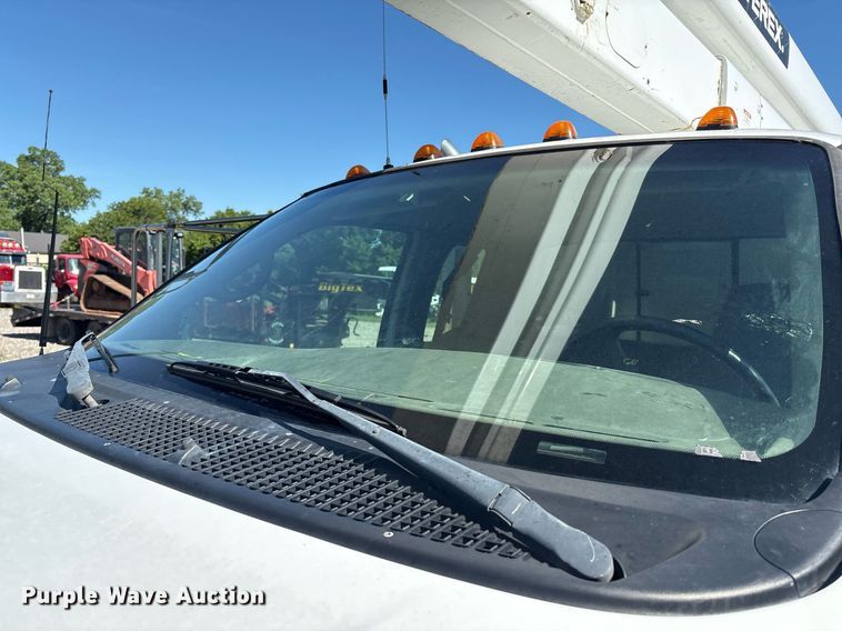 image for item EM2589 2004 Ford F750 Super Duty bucket truck