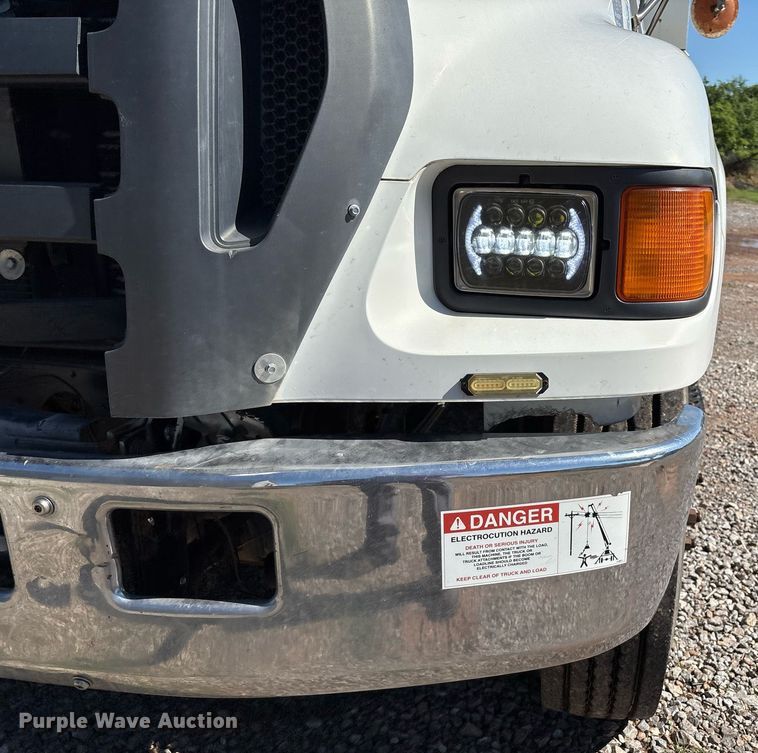 image for item EM2589 2004 Ford F750 Super Duty bucket truck