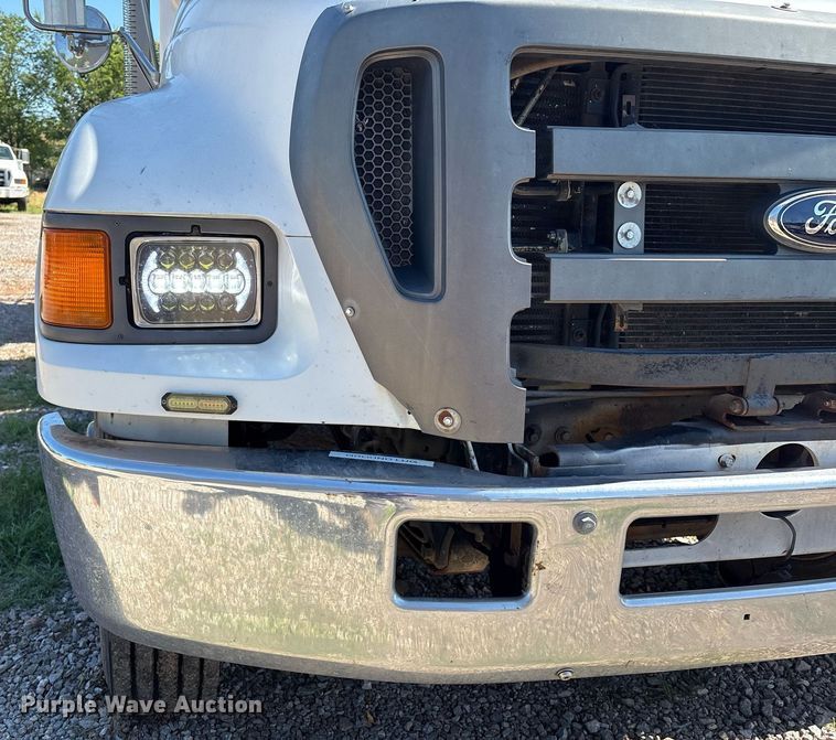 image for item EM2589 2004 Ford F750 Super Duty bucket truck