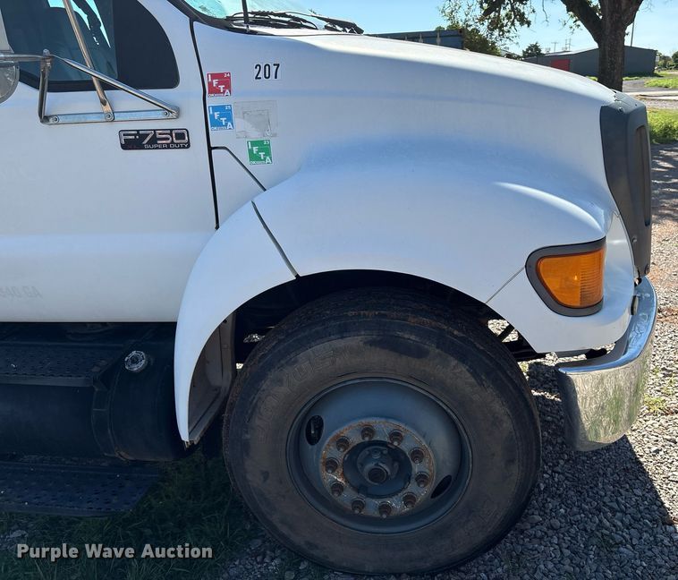 image for item EM2589 2004 Ford F750 Super Duty bucket truck