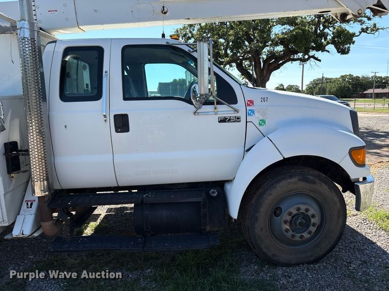 image for item EM2589 2004 Ford F750 Super Duty bucket truck