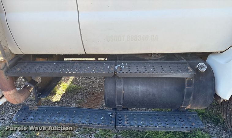 image for item EM2589 2004 Ford F750 Super Duty bucket truck