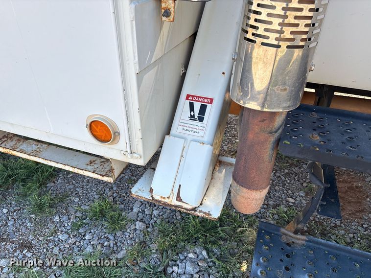 image for item EM2589 2004 Ford F750 Super Duty bucket truck