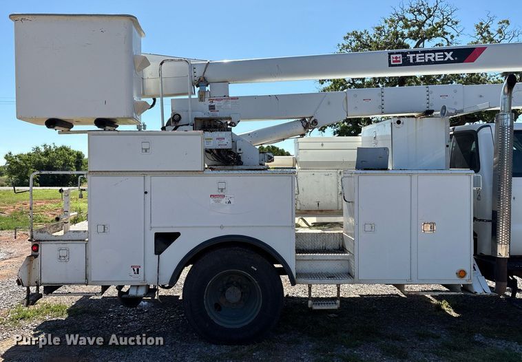 image for item EM2589 2004 Ford F750 Super Duty bucket truck