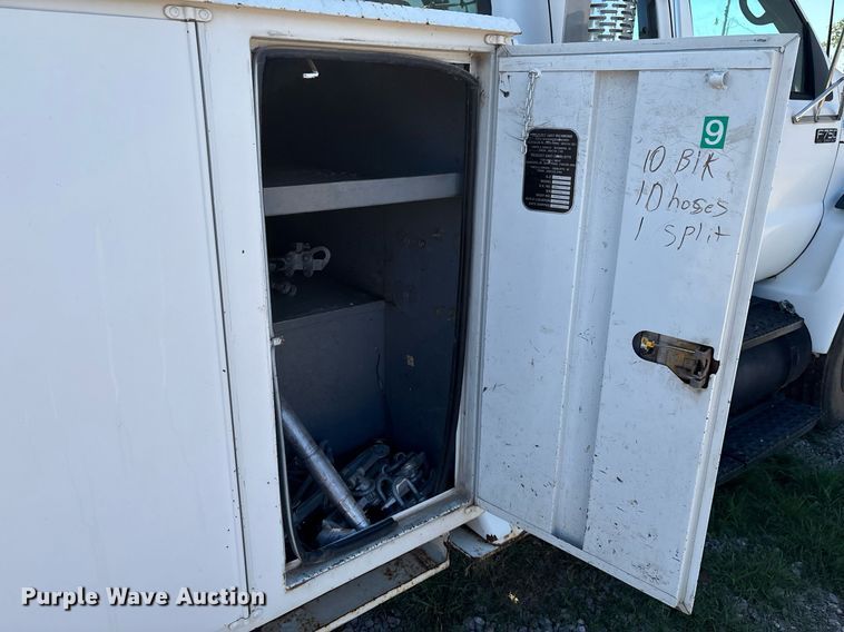 image for item EM2589 2004 Ford F750 Super Duty bucket truck