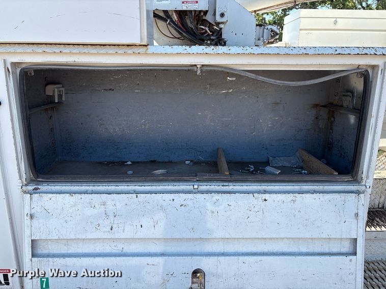 image for item EM2589 2004 Ford F750 Super Duty bucket truck