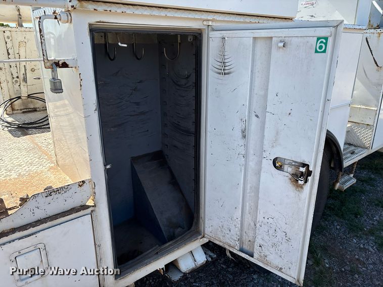 image for item EM2589 2004 Ford F750 Super Duty bucket truck