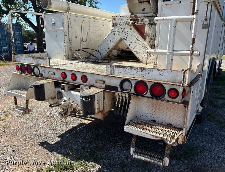 image for item EM2589 2004 Ford F750 Super Duty bucket truck