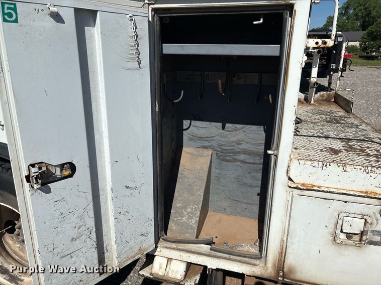 image for item EM2589 2004 Ford F750 Super Duty bucket truck