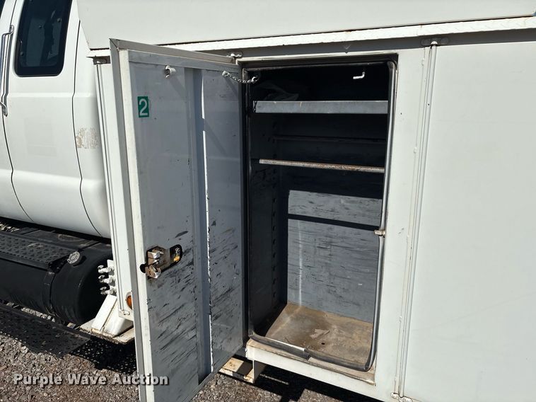 image for item EM2589 2004 Ford F750 Super Duty bucket truck