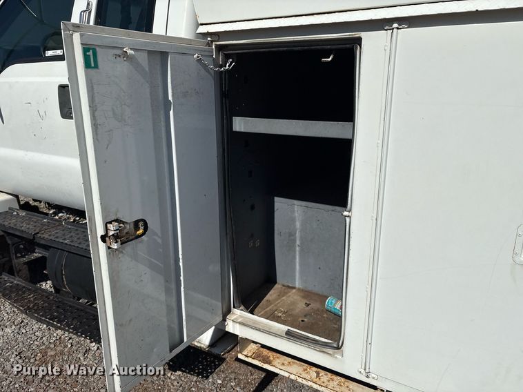 image for item EM2589 2004 Ford F750 Super Duty bucket truck