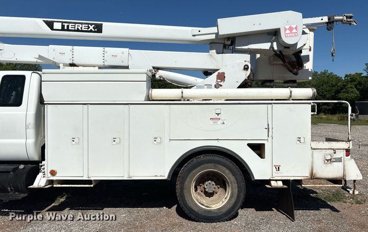 image for item EM2589 2004 Ford F750 Super Duty bucket truck