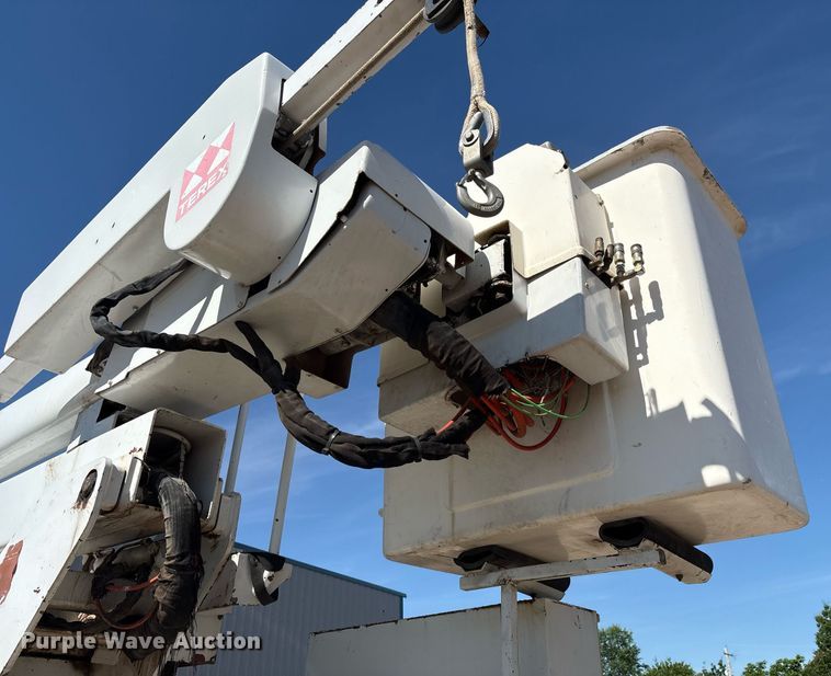 image for item EM2589 2004 Ford F750 Super Duty bucket truck