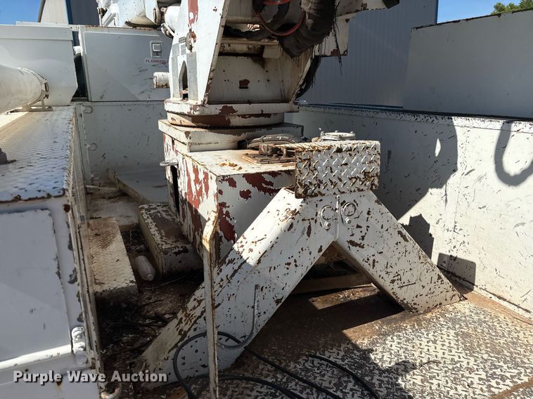 image for item EM2589 2004 Ford F750 Super Duty bucket truck