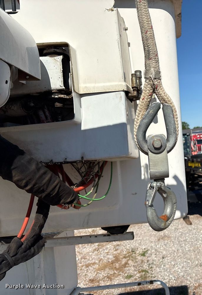 image for item EM2589 2004 Ford F750 Super Duty bucket truck