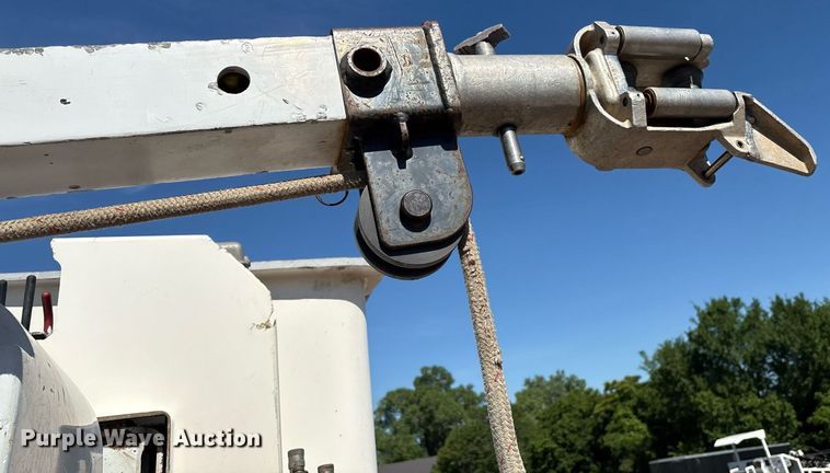image for item EM2589 2004 Ford F750 Super Duty bucket truck