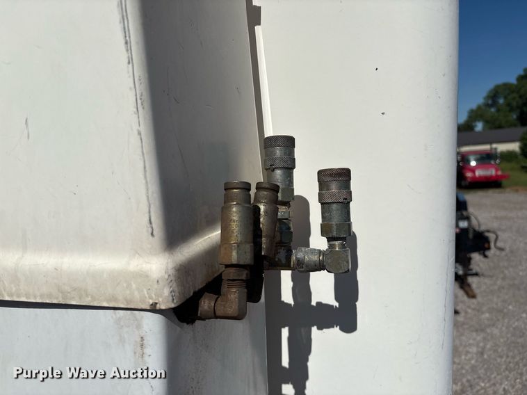 image for item EM2589 2004 Ford F750 Super Duty bucket truck