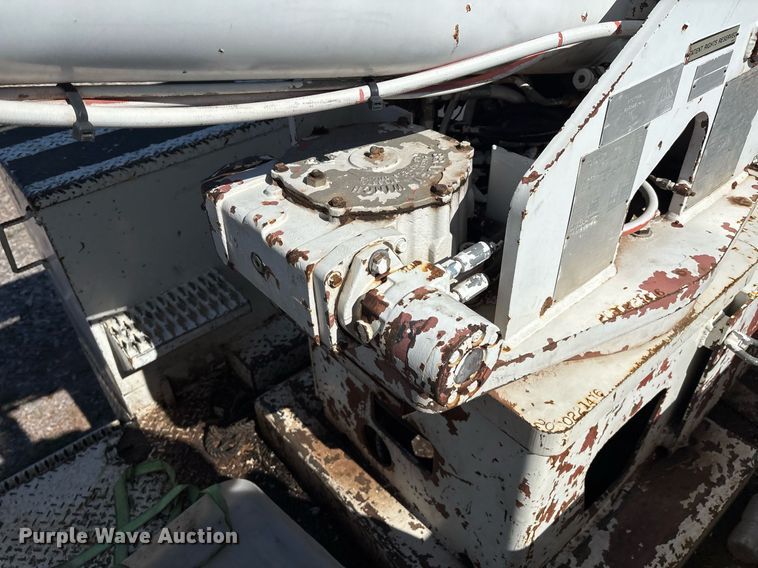 image for item EM2589 2004 Ford F750 Super Duty bucket truck