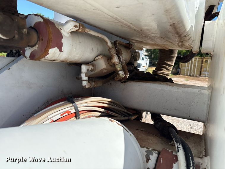 image for item EM2589 2004 Ford F750 Super Duty bucket truck