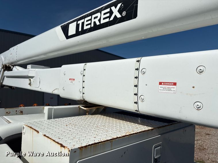 image for item EM2589 2004 Ford F750 Super Duty bucket truck