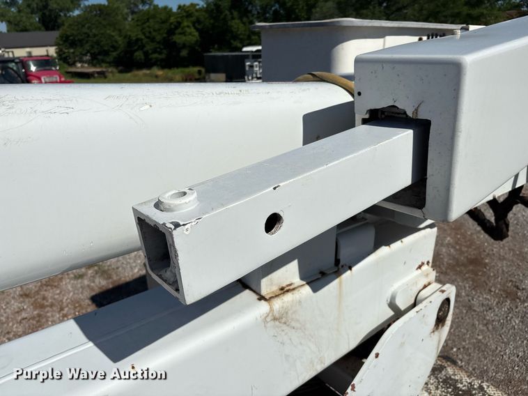 image for item EM2589 2004 Ford F750 Super Duty bucket truck