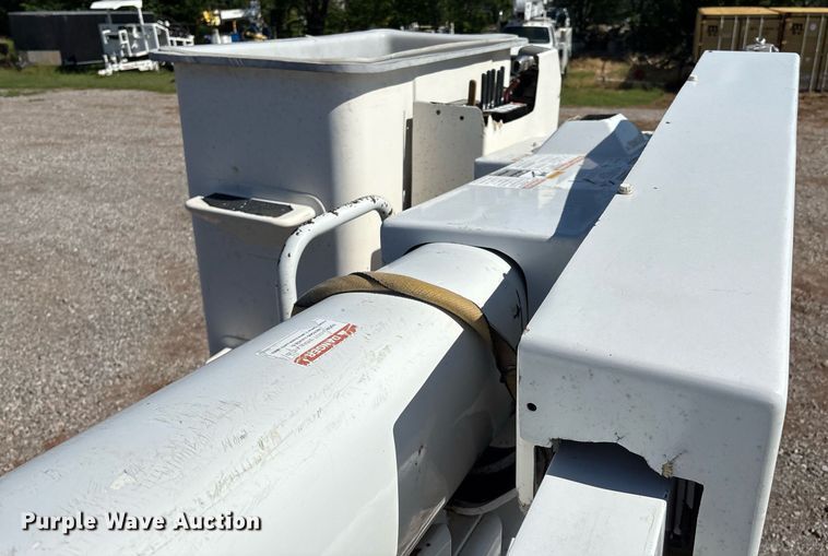 image for item EM2589 2004 Ford F750 Super Duty bucket truck